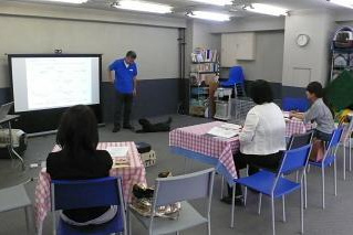 子犬のしつけ・社会化などを行うCan ! Do ! Pet Dog School・成城本校でのセミナーの様子